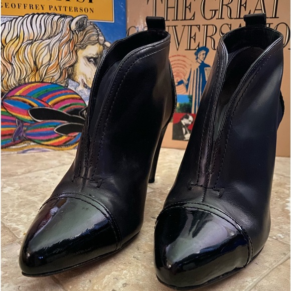 Via Spiga Slip-on ankle booties with patent leather accents. Size 6 - Picture 3 of 14